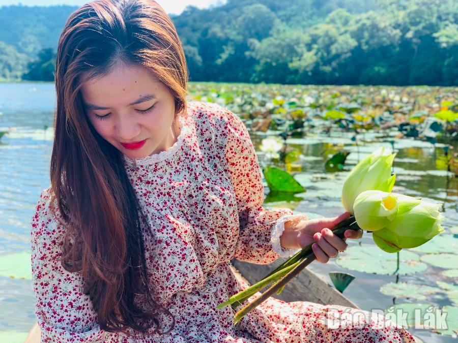  Hồ sen Ea R'bin không chỉ mang lại thu nhập cho người dân địa phương mà còn là điểm 