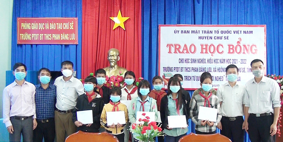  Trao học bổng cho các em học sinh nghèo, hiếu học Trường Phổ thông dân tộc Bán trú THCS Phan Đăng Lưu, xã Ayun. Ảnh Minh Vân 