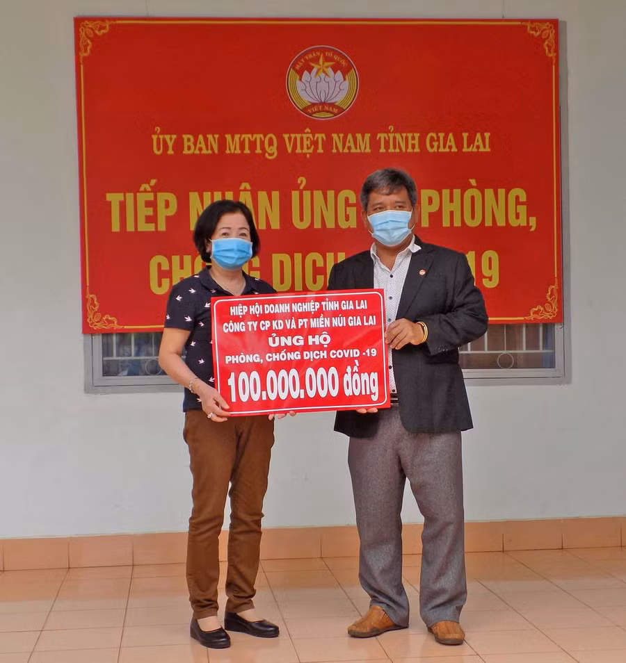 Công ty cổ phần kinh doanh và phát triển Miền núi ủng hộ công tác phòng-chống dịch Covid-19. Ảnh: Hà Duy