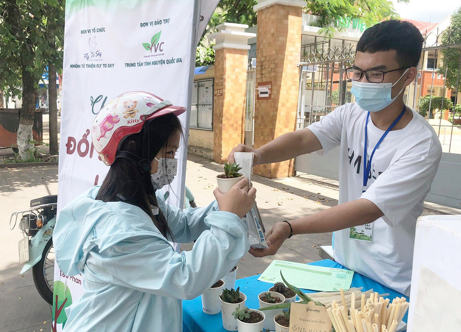 Nhóm từ thiện Fly To Sky với đa số các thành viên là học sinh, sinh viên thường xuyên tổ chức chương trình “Đổi sách lấy cây” góp phần bảo vệ môi trường. Ảnh: Phan Lài Ảnh: Phan Lài