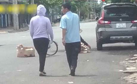 Hình ảnh người đàn ông không đeo khẩu trang nói chuyện với cán bộ tại chốt kiểm soát dịch Covid-19 lan truyền trên mạng xã hội. Ảnh: Mạng xã hội