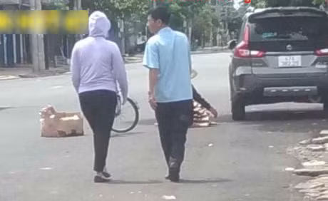 Hình ảnh người đàn ông không đeo khẩu trang nói chuyện với cán bộ tại chốt kiểm soát dịch Covid-19 lan truyền trên mạng xã hội. Ảnh: Mạng xã hội