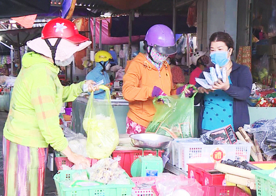 Lượng hàng hóa tại chợ Phú Túc phong phú, đầy đủ cơ bản đảm bảo cung ứng nhu cầu cho người dân và đặc biệt giá cả các mặt hàng vẫn giữ nguyên như trước. Ảnh: Lê Nam