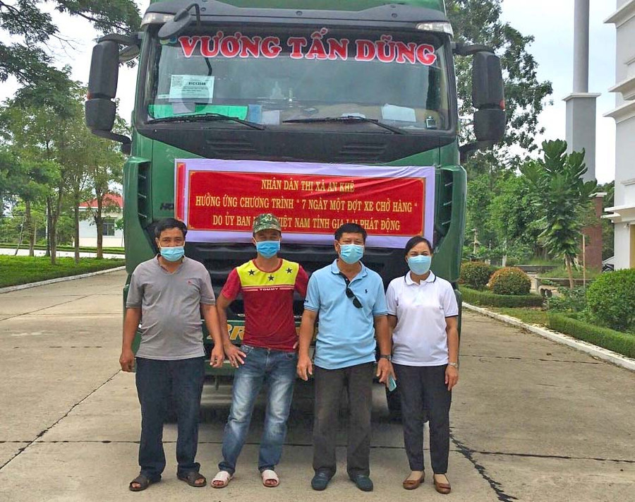 Ủy ban MTTQ Việt Nam thị xã An Khê (tỉnh Gia Lai) tổ chức vận chuyển hơn 4 tấn hàng hóa ủng hộ Nhân dân TP.Hồ Chí Minh và tỉnh Bình Dương bị ảnh hưởng bởi dịch Covid-19. Ảnh: Ngọc Minh