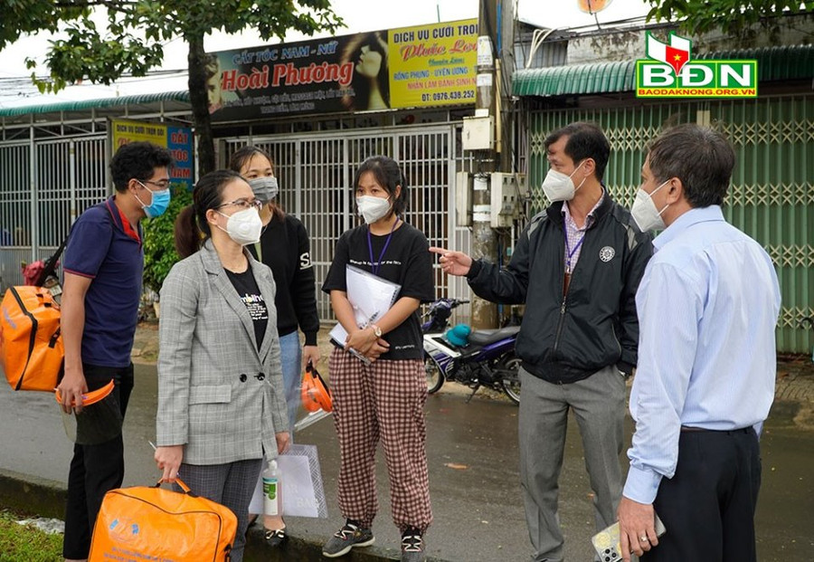 Đội điều tra truy vết của Trung tâm Kiểm soát bệnh tật tỉnh họp, phân công nhiệm vụ ngay tại cơ sở