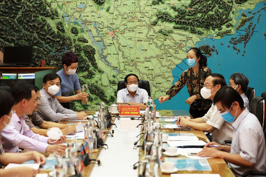 Phó Thủ tướng Chính phủ Lê Văn Thành chủ trì họp ứng phó với bão số 6. Ảnh: Ngọc Hà