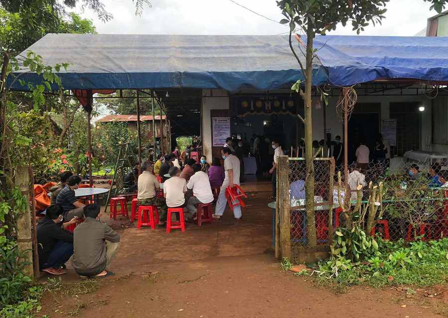 Hai gia đình đang tổ chức đám tang cho 2 bé trai xấu số (nhà 2 bé sát vách nhau-PV)