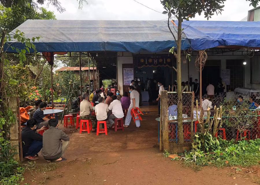 Hai gia đình đang tổ chức đám tang cho 2 bé trai xấu số (nhà 2 bé sát vách nhau-PV)