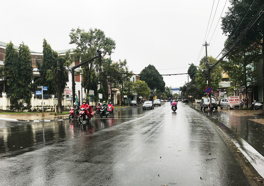  Mưa kéo dài trên địa bàn TP. Pleiku từ sáng ngày 11-9. Ảnh: Nguyễn Diệp
