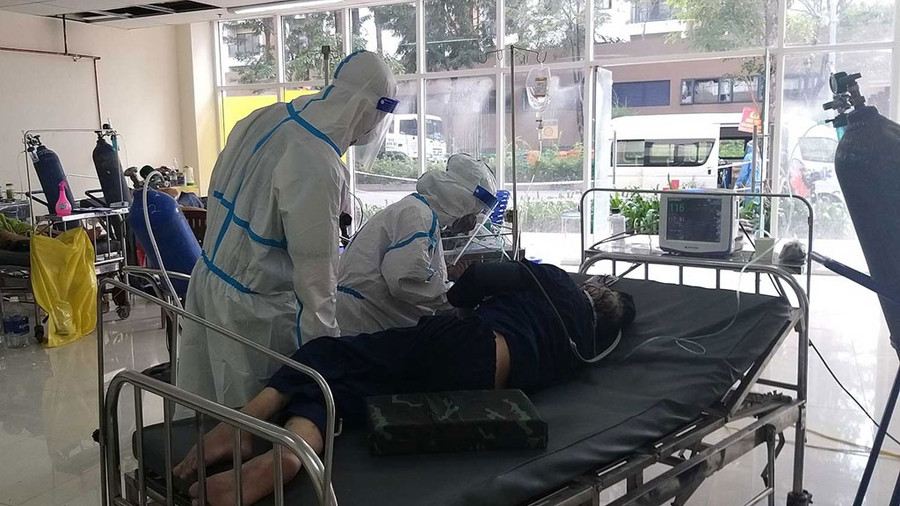Y bác sĩ BV dã chiến số 12 cấp cứu cho bệnh nhân Covid-19. Ảnh: Như Lịch