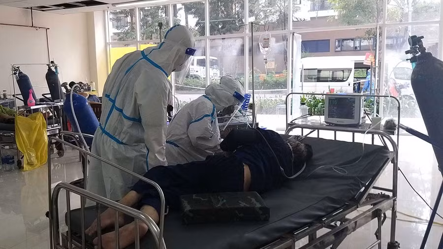 Y bác sĩ BV dã chiến số 12 cấp cứu cho bệnh nhân Covid-19. Ảnh: Như Lịch