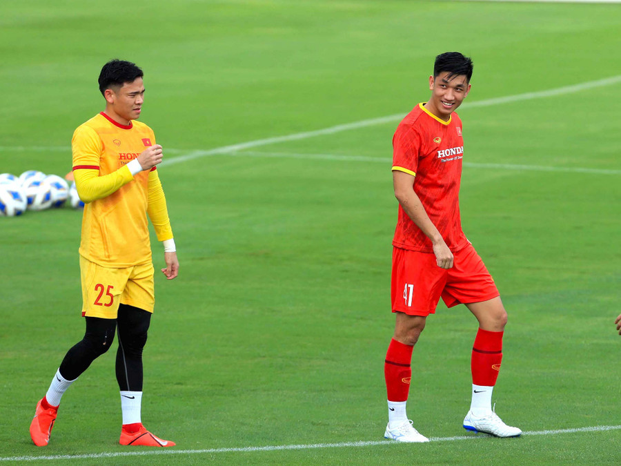 Nguyên Mạnh và đàn em ở CLB Viettel là tiền vệ Trọng Đại. Ảnh: VFF