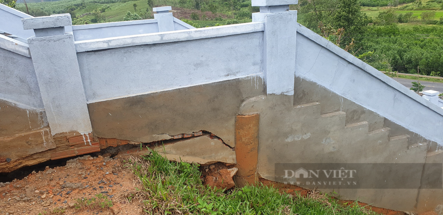 Bờ tường hai bên bậc thang cũng bị sụt lún nghiêm trọng