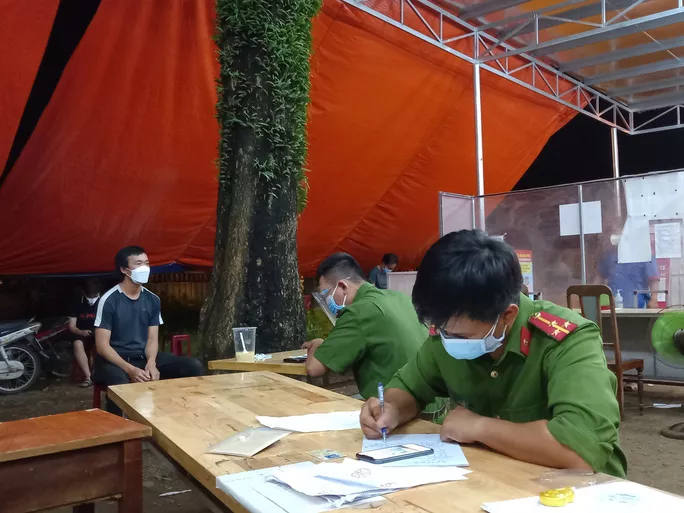 Cơ qua chức năng lập biên bản xử phạt tài xế lợi dụng xe cứu thương chở người từ vùng dịch về