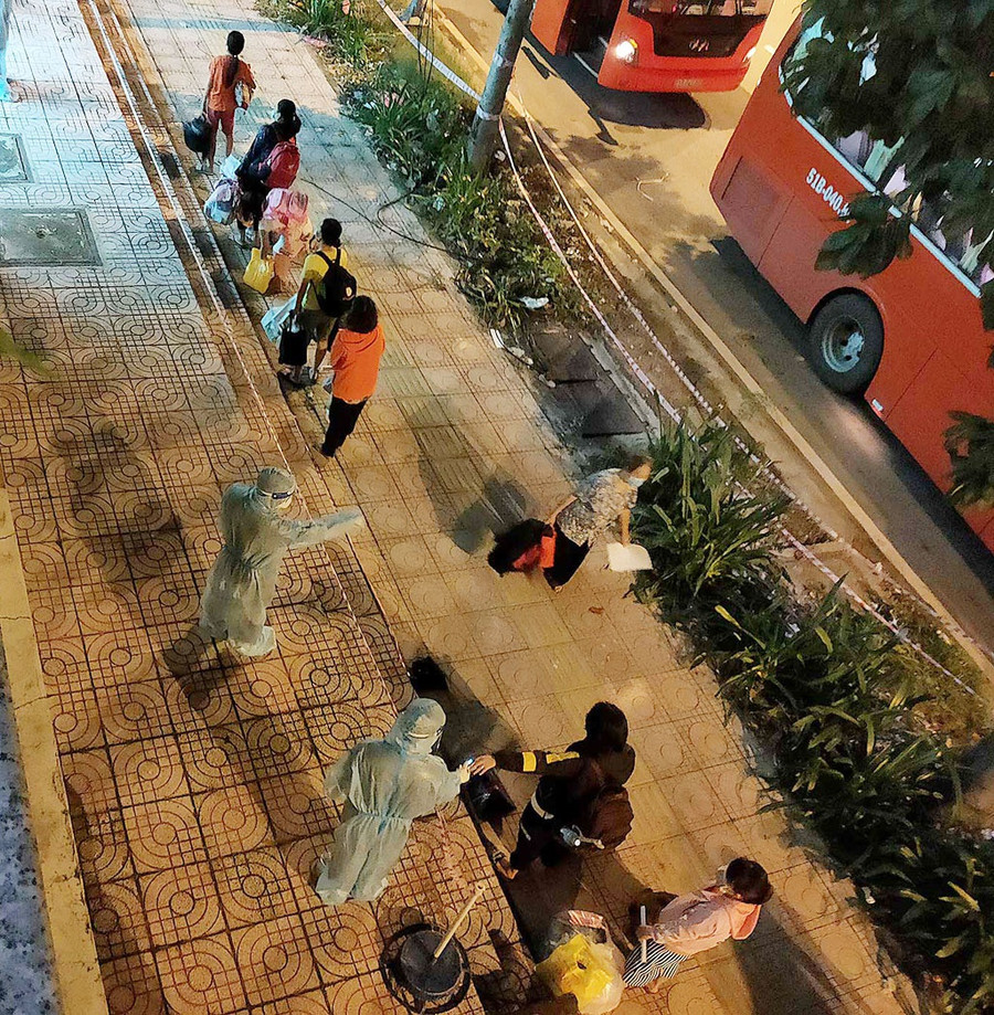 Tiếp nhận bệnh nhân Covid-19 vào ban đêm tại Bệnh viện dã chiến số 12. Ảnh: Như Lịch