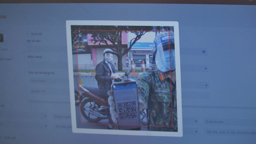 Hướng dẫn quét mã QR cho người dân tại chốt kiểm soát của TP.HCM. Ảnh: Khánh Trần Hướng dẫn quét mã QR cho người dân tại chốt kiểm soát của TP.HCM. Ảnh: Khánh Trần