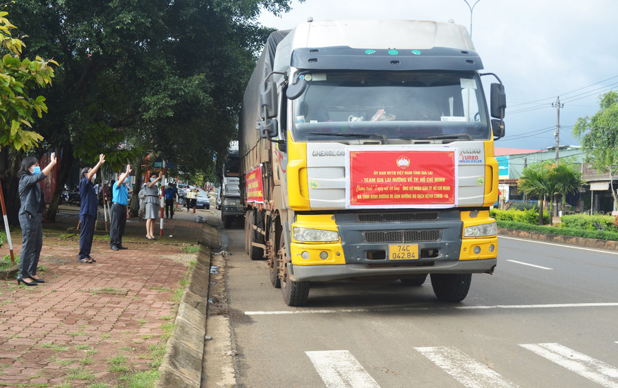 2 chuyến xe chở gần 50 tấn hàng hóa xuất phát vào TP. Hồ Chí Minh và Bình Dương. Ảnh: Anh Huy