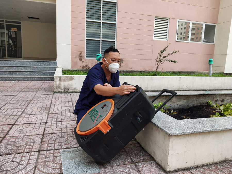 Anh Thanh với loa kẹo kéo phát nhạc phục vụ bệnh nhân