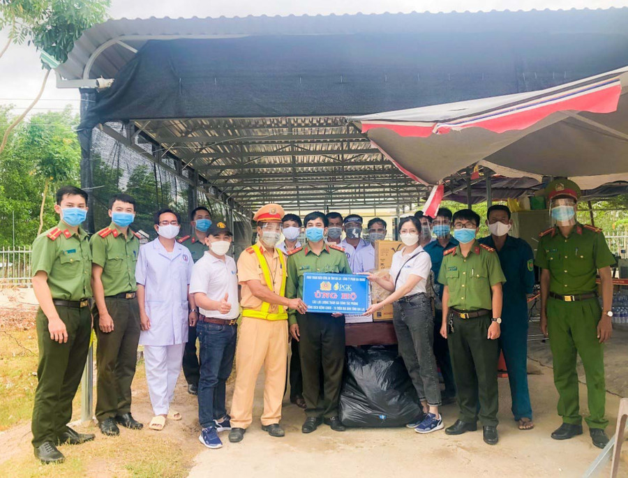 Công an tỉnh ủng hộ nhu yếu phẩm cho các chốt kiểm soát phòng-chống dịch. Ảnh: Lê Anh