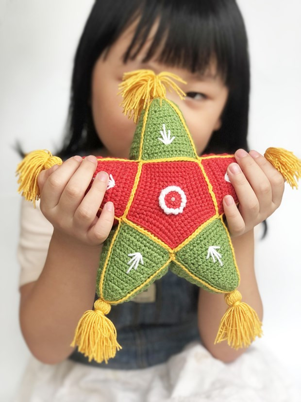  Mâm cỗ Trung Thu có đủ cả đèn ông sao. (Ảnh: NVCC)