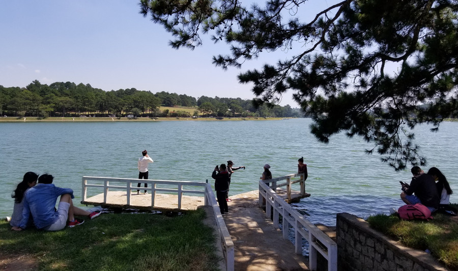 Từ chiều 8.9 người dân Đà Lạt có thể đi bộ và ngắm cảnh hồ Xuân Hương. Ảnh: Lâm Viên