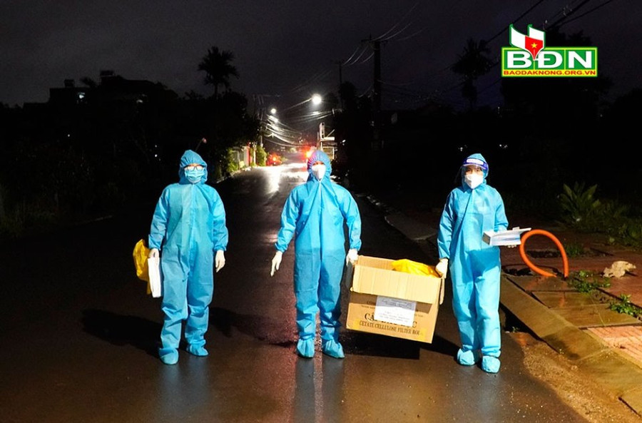 Lực lượng chuyên môn xuyên đêm truy vết, lấy mẫu xét nghiệm
