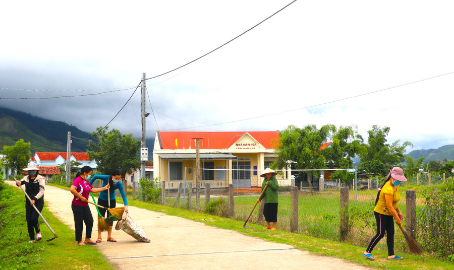 Người dân thôn Nam Cao (xã Tơ Tung, huyện Kbang) tích cực dọn dẹp vệ sinh đường làng, ngõ xóm. Ảnh: Ngọc Minh Người dân thôn Nam Cao (xã Tơ Tung, huyện Kbang) tích cực dọn dẹp vệ sinh đường làng, ngõ xóm. Ảnh: Ngọc Minh