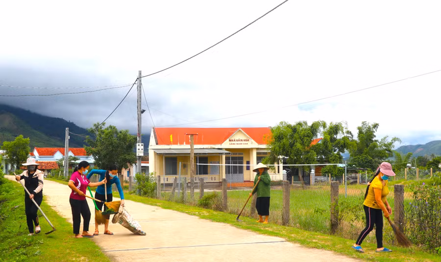 Người dân thôn Nam Cao (xã Tơ Tung, huyện Kbang) tích cực dọn dẹp vệ sinh đường làng, ngõ xóm. Ảnh: Ngọc Minh