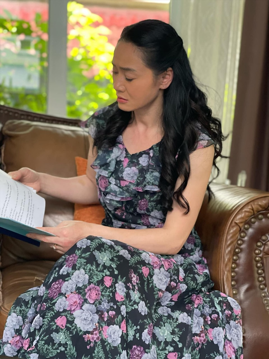 Số đông khán giả nhận xét, trang phục của bà Xuân ấn tượng hơn so với nữ chính trong phim và còn lấn át cả hai bà thông gia. Ảnh: NV Số đông khán giả nhận xét, trang phục của bà Xuân ấn tượng hơn so với nữ chính trong phim và còn lấn át cả hai bà thông gia. Ảnh: NV