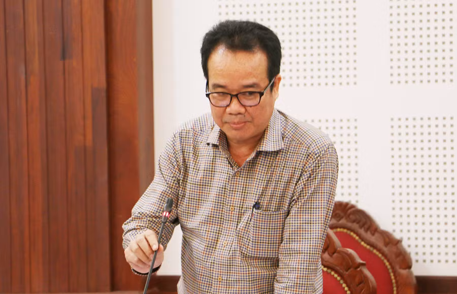 Giám đốc Sở Nông nghiệp và PTNT Lưu Trung Nghĩa nêu những khó khăn nông dân gặp phải trong thời gian qua. Ảnh: Quang Tấn