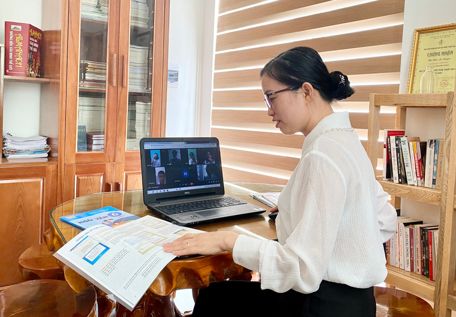 Giáo viên Trường THCS Trần Phú (TP. Pleiku) gặp mặt học sinh thông qua ứng dụng zoom meeting. Ảnh: Châu Khánh