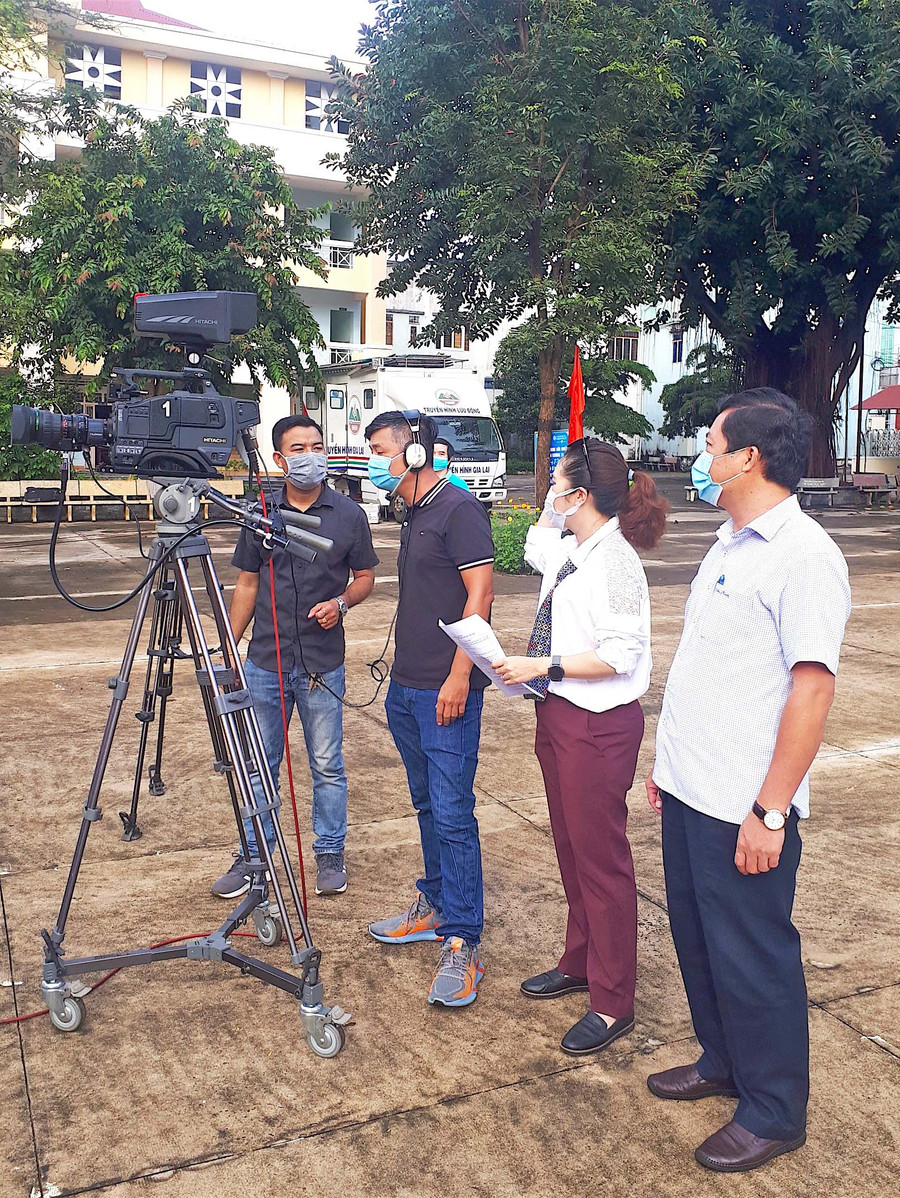 2- Đội ngũ biên tập viên, quay phim của Đài Phát thanh-Truyền hình tỉnh Gia Lai tác nghiệp tại buổi tổng duyệt. Ảnh: Lê Thu.