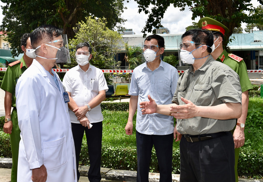 Thủ tướng Phạm Minh Chính kiểm tra Bệnh viện dã chiến điều trị COVID-19 Quân dân y Miền Đông (TP Thủ Đức, TP Hồ Chí Minh) và động viên đội ngũ y bác sĩ đang làm việc tại đây, ngày 26/8 vừa qua. - Ảnh: VGP/Nhật Bắc Thủ tướng Phạm Minh Chính kiểm tra Bệnh viện dã chiến điều trị COVID-19 Quân dân y Miền Đông (TP Thủ Đức, TP Hồ Chí Minh) và động viên đội ngũ y bác sĩ đang làm việc tại đây, ngày 26/8 vừa qua. - Ảnh: VGP/Nhật Bắc