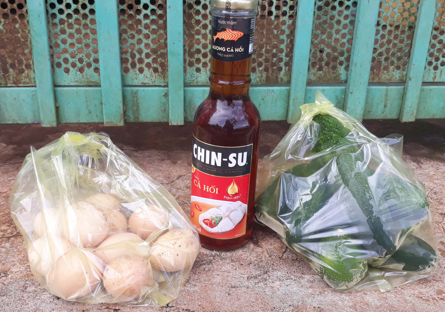 Món quà bất ngờ từ một người không quen mang đến gửi tặng gia đình trong những ngày cách ly tại nhà. Ảnh: Phương Duyên