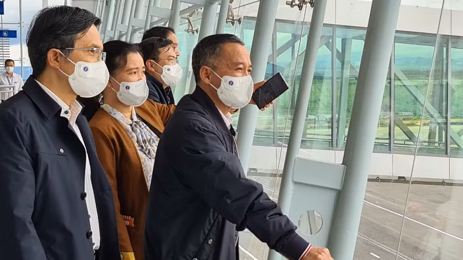 Lãnh đạo tỉnh Lâm Đồng đến tận nhà ga sân bay Liên Khương để đón công dân về quê. Ảnh: Lâm Viên