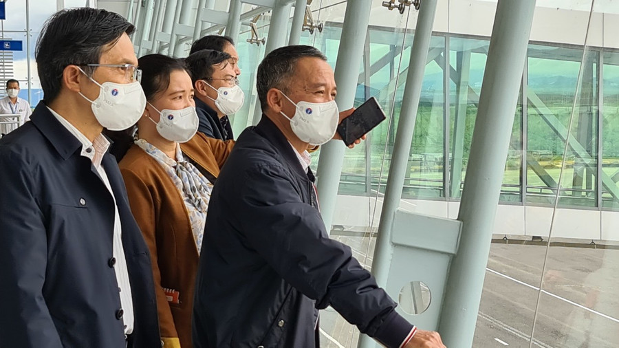 Lãnh đạo tỉnh Lâm Đồng đến tận nhà ga sân bay Liên Khương để đón công dân về quê. Ảnh: Lâm Viên