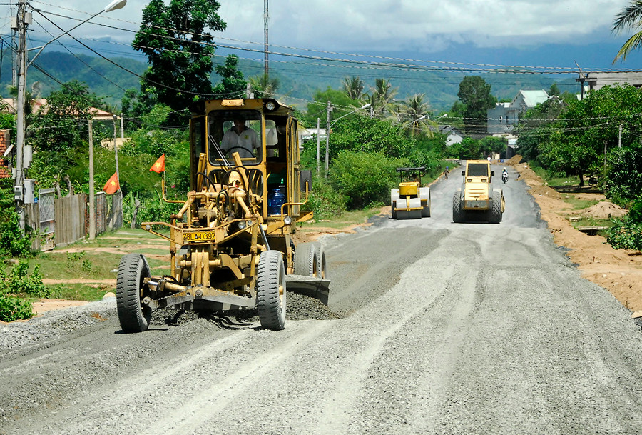 Làm đường giao thông ở thị trấn Phú Túc, huyện Krông Pa. Ảnh: Đức Thụy Làm đường giao thông ở thị trấn Phú Túc, huyện Krông Pa. Ảnh: Đức Thụy