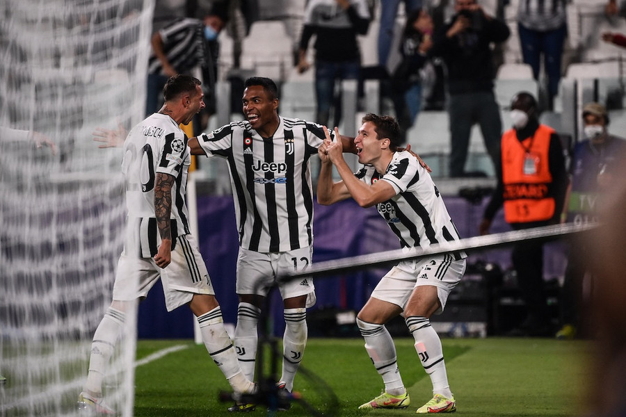 Chiesa (phải) lập công giúp Juventus duy trì thành tích tốt ở Champions League mùa này. Ảnh: AFP