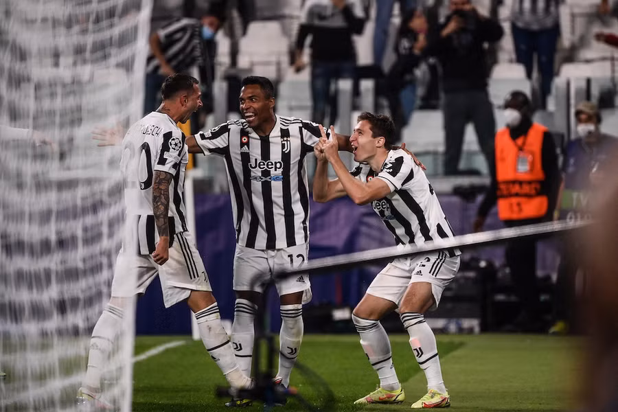 Chiesa (phải) lập công giúp Juventus duy trì thành tích tốt ở Champions League mùa này. Ảnh: AFP