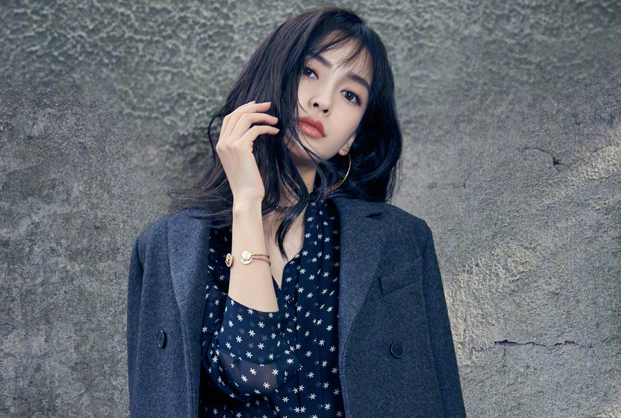 Angelababy toát lên vẻ sang chảnh, kiêu kỳ khi diện áo khoác dạ cùng váy tiệp màu. Gương mặt xinh đẹp cùng thần thái rạng ngời khiến cô là một trong những mỹ nhân đắt show quảng cáo cho các thương hiệu thời trang và mỹ phẩm. Angelababy toát lên vẻ sang chảnh, kiêu kỳ khi diện áo khoác dạ cùng váy tiệp màu. Gương mặt xinh đẹp cùng thần thái rạng ngời khiến cô là một trong những mỹ nhân đắt show quảng cáo cho các thương hiệu thời trang và mỹ phẩm.