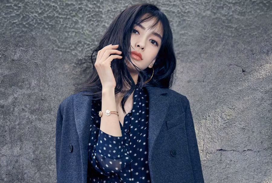 Angelababy toát lên vẻ sang chảnh, kiêu kỳ khi diện áo khoác dạ cùng váy tiệp màu. Gương mặt xinh đẹp cùng thần thái rạng ngời khiến cô là một trong những mỹ nhân đắt show quảng cáo cho các thương hiệu thời trang và mỹ phẩm.