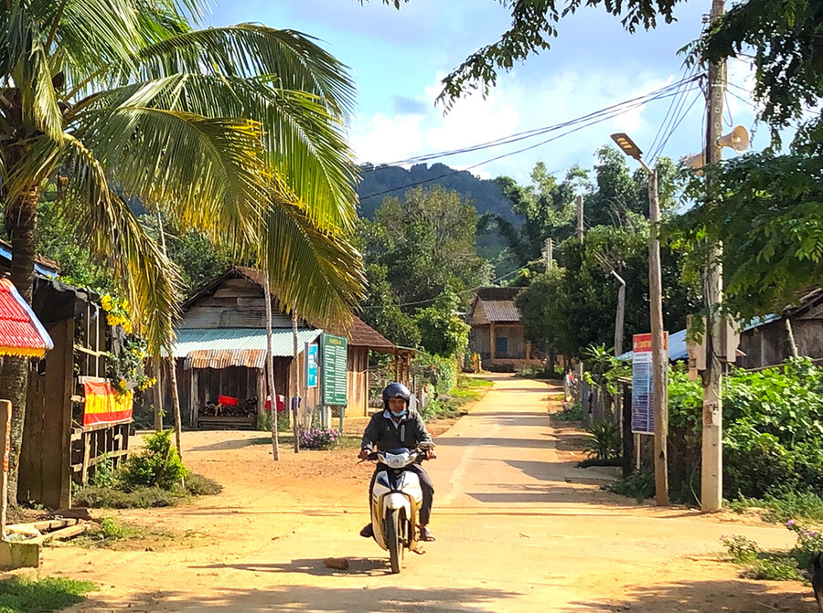 Hệ thống điện chiếu sáng sử dụng năng lượng mặt trời giúp cho người dân đi lại vào buổi tối thuận lợi, an ninh trật tự khu dân cư tốt hơn. Ảnh: Ngọc Minh Lắp đặt trụ điện sử dụng năng lượng mặt trời, giúp cho người dân đi lại vào buổi tối thuận lợi, an ninh trật tự khu dân cư tốt hơn. Ảnh: Ngọc Minh