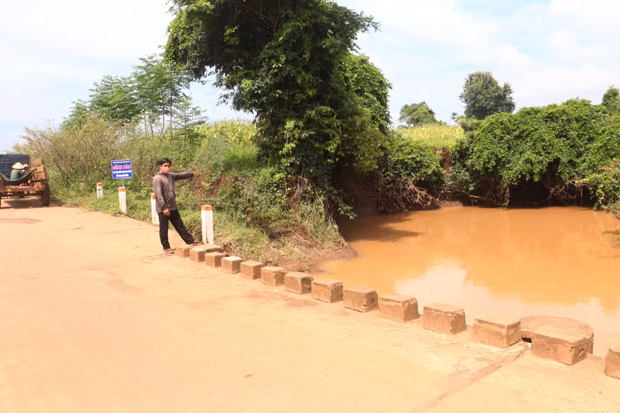 Anh Krem không ít lần phải ở lại rẫy do mưa lớn, cầu bị ngập sâu gây chia cắt. Ảnh: Quang Tấn