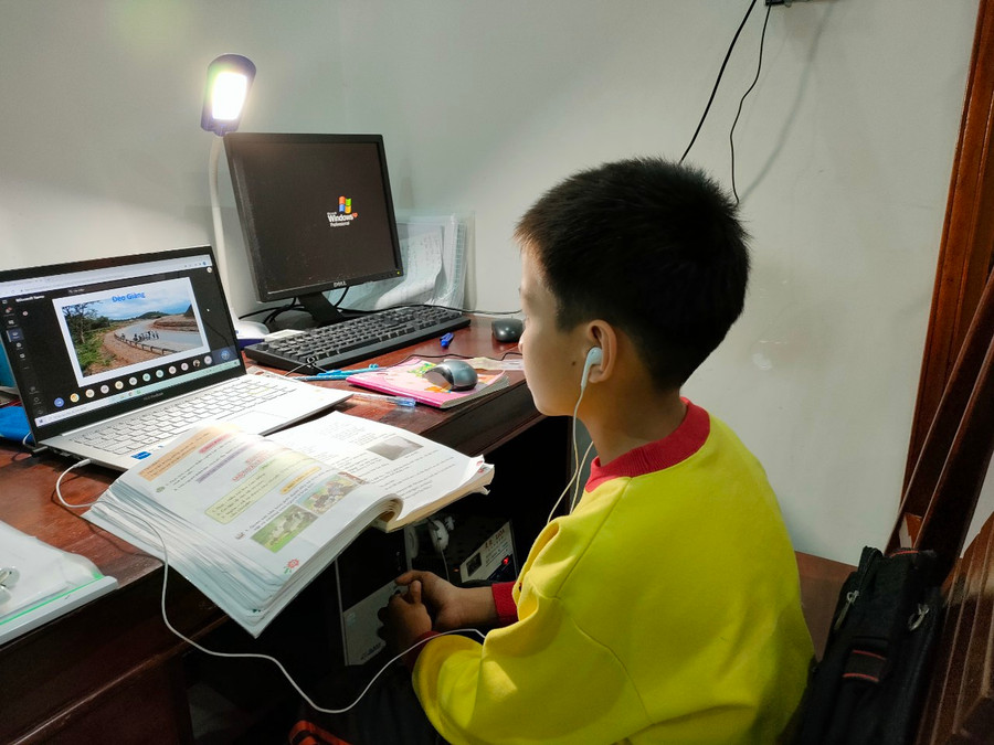 Sở GD-ĐT Kon Tum đã thành lập các lớp học trực tuyến cho các em học sinh ngoài tỉnh đang mắc kẹt tại Kon Tum theo học. ẢNH: ĐỨC NHẬT Sở GD-ĐT Kon Tum đã thành lập các lớp học trực tuyến cho các em học sinh ngoài tỉnh đang mắc kẹt tại Kon Tum theo học. ẢNH: ĐỨC NHẬT