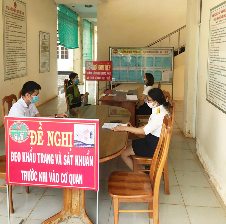 Hiện nay, Chi cục Thuế Đức Cơ vừa thực hiện tốt công tác phòng dịch vừa đảm bảo nhiệm vụ chuyên môn. Ảnh: Sơn Ca Trong tình hình dịch bệnh, Chi cục Thuế Đức Cơ vừa thực hiện tốt công tác phòng dịch vừa đảm bảo nhiệm vụ chuyên môn thông suốt. Ảnh: Sơn Ca