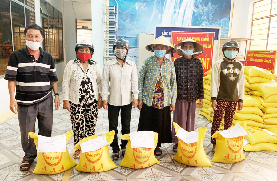  UBND phường Sông Bờ phát gạo do ông Đoàn Ngọc Hải hỗ trợ cho người dân của phường. Ảnh: Vũ Chi