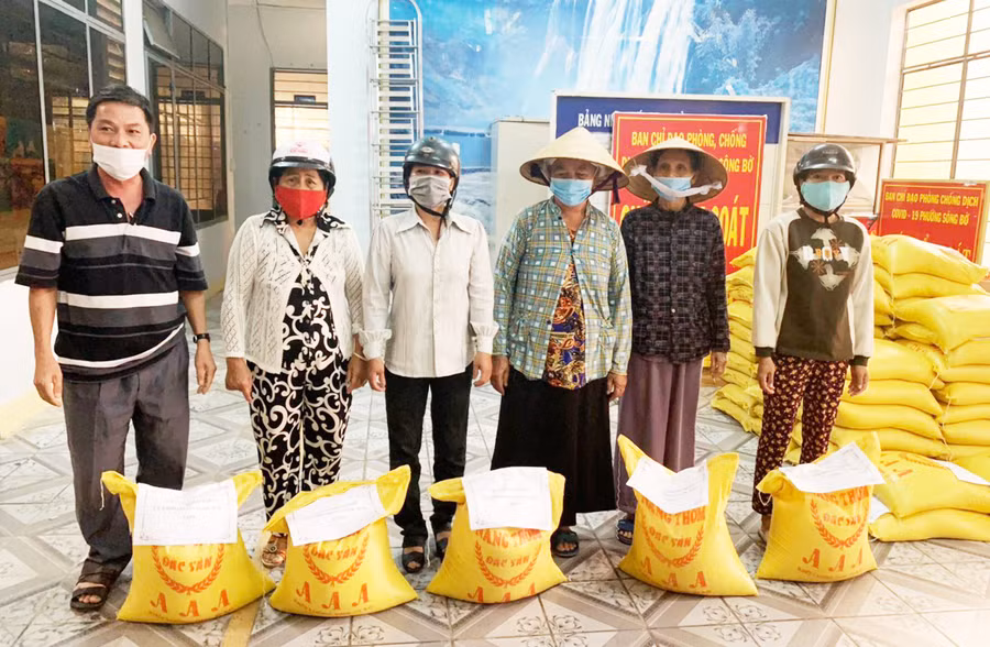  UBND phường Sông Bờ phát gạo do ông Đoàn Ngọc Hải hỗ trợ cho người dân của phường. Ảnh: Vũ Chi