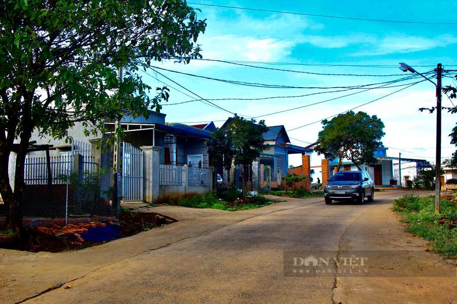 20 km đường vào xã Đắk Ngo giờ đây khang trang, tạo thuật lợi cho người dân phát triển kinh tế. Ảnh: Trang Hồ 20 km đường vào xã Đắk Ngo giờ đây khang trang, tạo thuật lợi cho người dân phát triển kinh tế. Ảnh: Trang Hồ