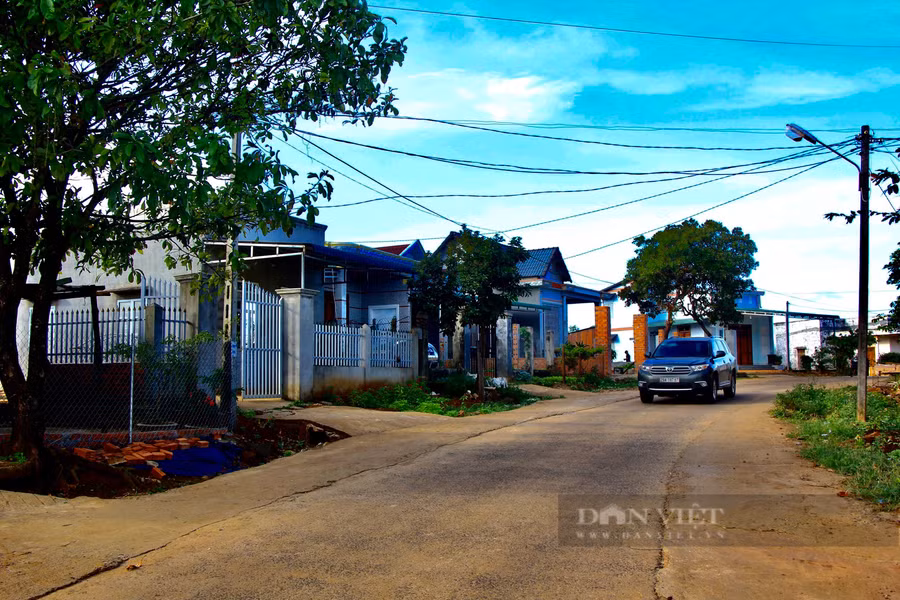 20 km đường vào xã Đắk Ngo giờ đây khang trang, tạo thuật lợi cho người dân phát triển kinh tế. Ảnh: Trang Hồ