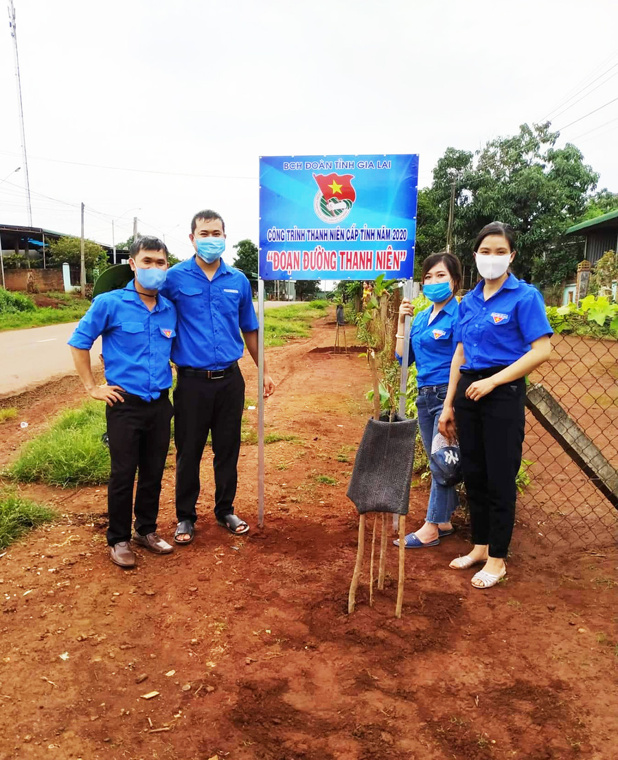 Nhờ vai trò dẫn dắt của anh Trương Nguyên Cang (bìa phải), Đoàn xã Ia Tô (huyện Ia Grai) đã thực hiện nhiều công trình ý nghĩa tại địa phương. Ảnh: Phan Lài  Nhờ vai trò dẫn dắt của anh Trương Nguyên Cang (bìa phải), Đoàn Xã Ia Tô (huyện Ia Grai) đã thực hiện nhiều công trình ý nghĩa tại địa phương. Ảnh: Phan Lài